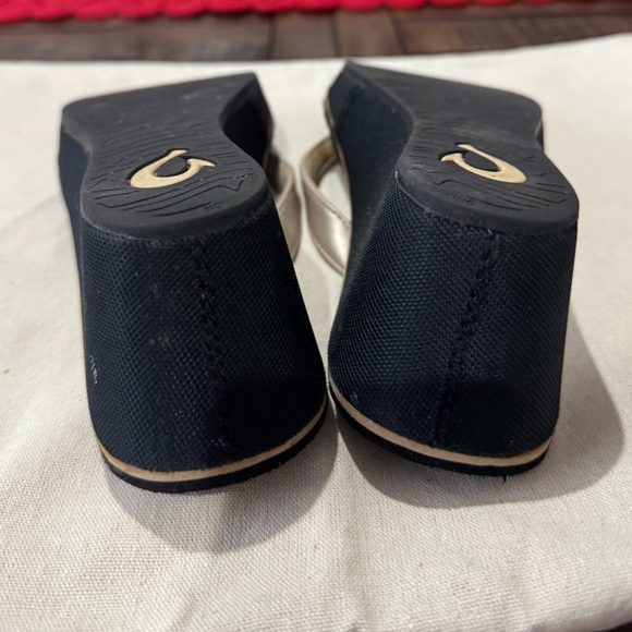 OluKai Pi'o Lua Wedge Thong Flip Flops. Gold/Black. Size 7 - Picture 4 of 6